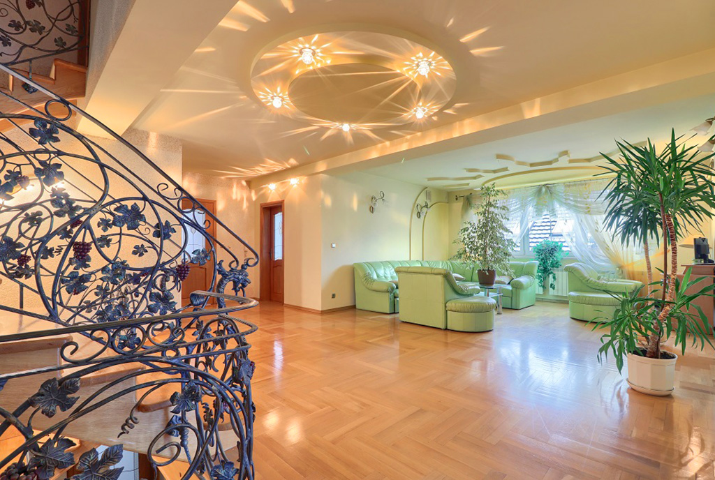 kameralny hol w luksusowej willi na sprzedaż Częstochowa