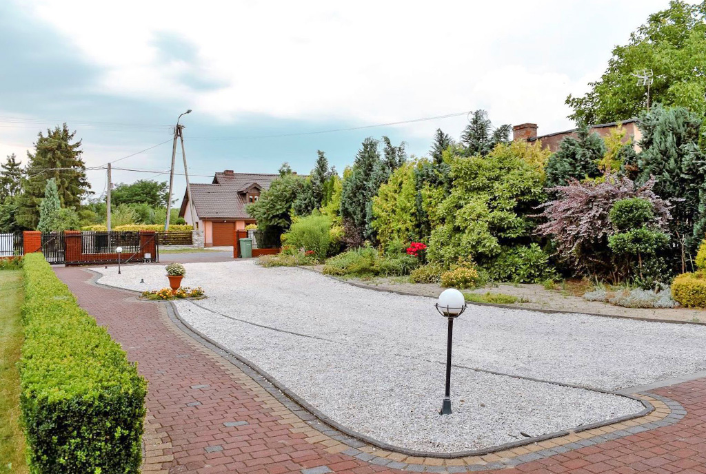 zagospodarowana działka wokół ekskluzywnej willi na sprzedaż Radomsko