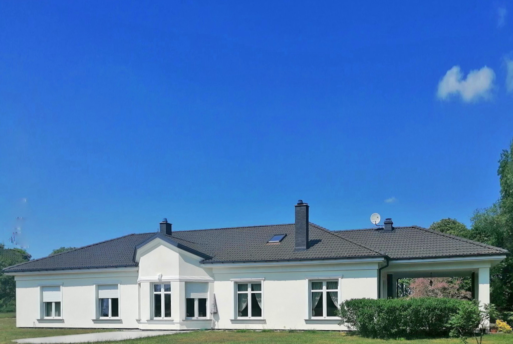imponujące rozmachem wejście do ekskluzywnej willi do sprzedaży Szczecin (okolice)