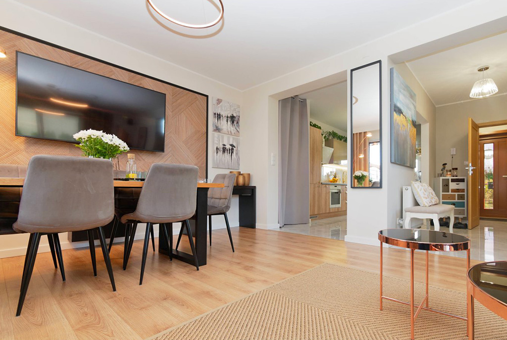 na pierwszym planie salon, w oddali kuchnia w ekskluzywnej willi do sprzedaży Tarnów (okolice)