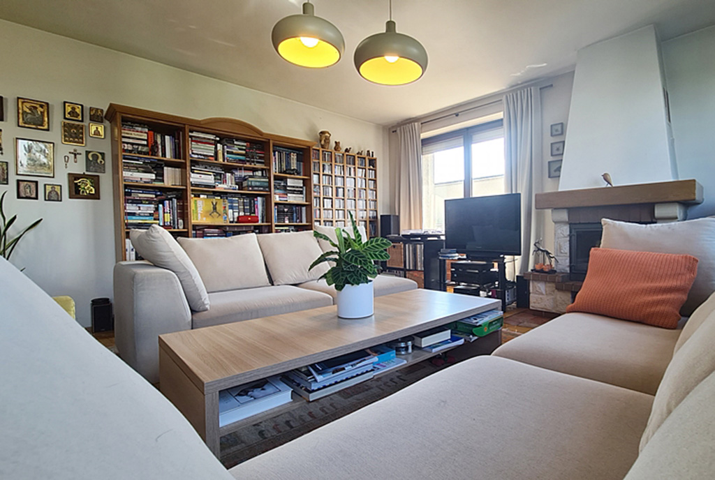 elitarny salon z kominkiem w ekskluzywnej willi do sprzedaży Wieluń (okolice)