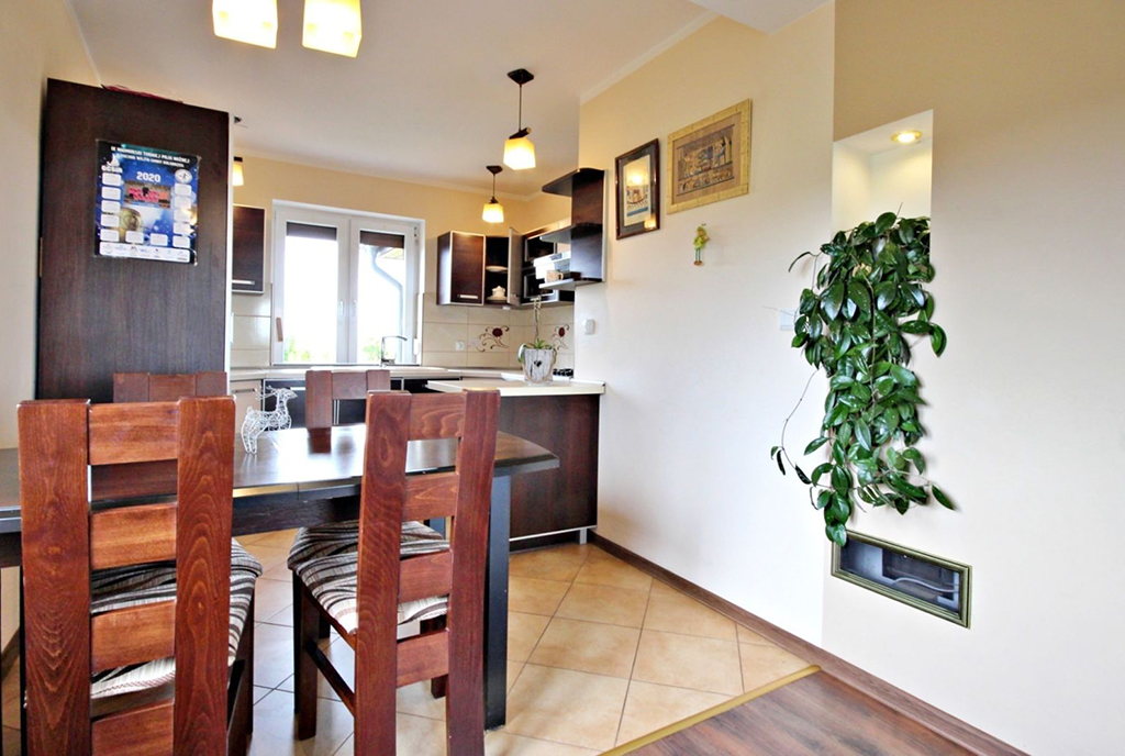 zbliżenie na jadalnię i kuchnię w ekskluzywnej willi do sprzedaży na Drawsku Pomorskim