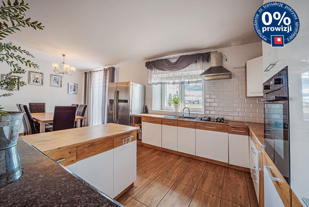 kuchnia w praktycznej zabudowie w luksusowej willi na sprzedaż Bolesławiec (okolice)