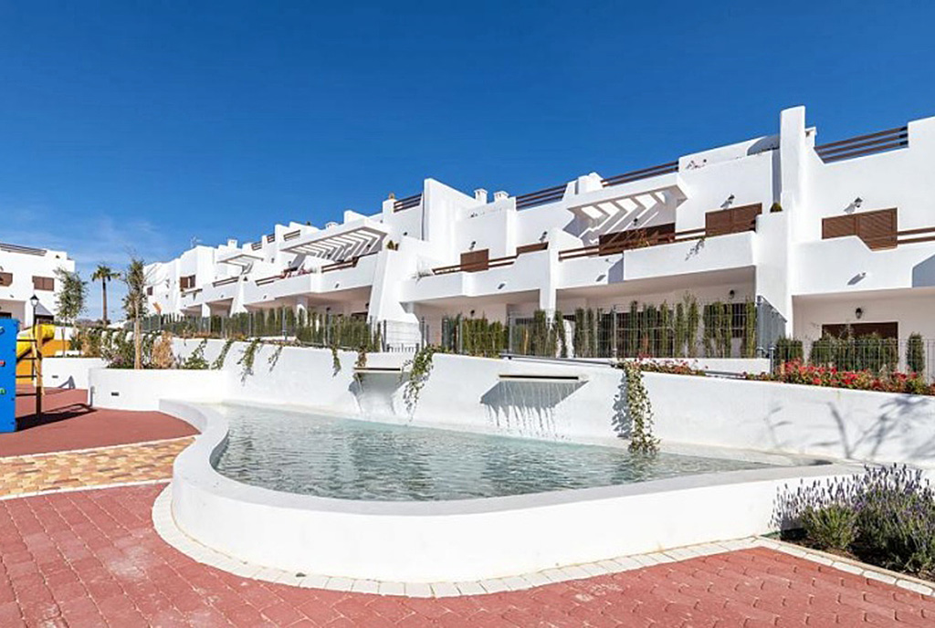 na pierwszym planie osiedle z basenem, gdzie mieści się oferowana do sprzedaży willi Hiszpania (Costa Almeria, Pulpi)