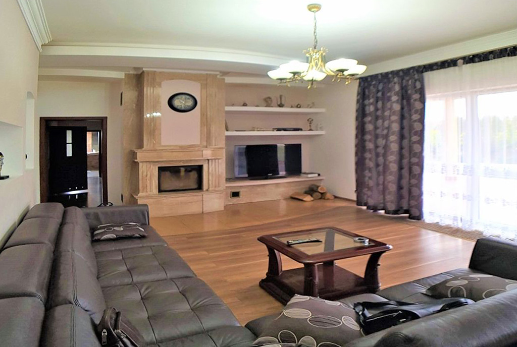 przeciwległa strona pokoju dziennego w luksusowej willi na sprzedaż Łódź