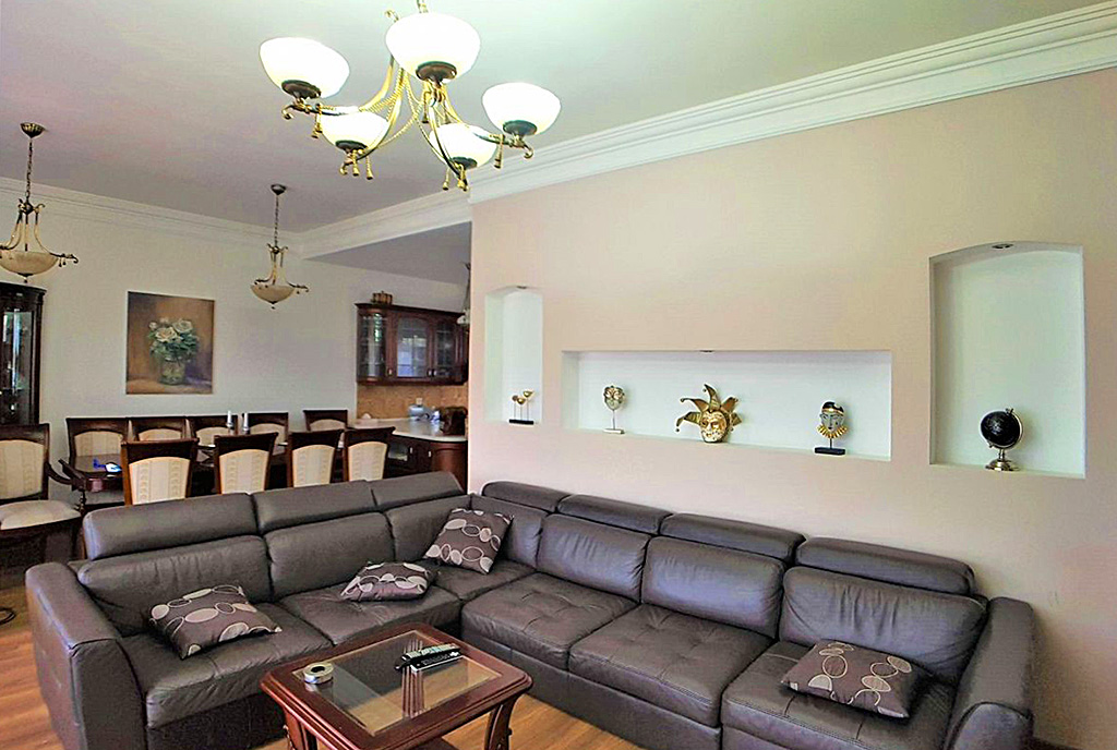 na pierwszym planie pokój dzienny w luksusowej willi na sprzedaż Łódź (okolice)