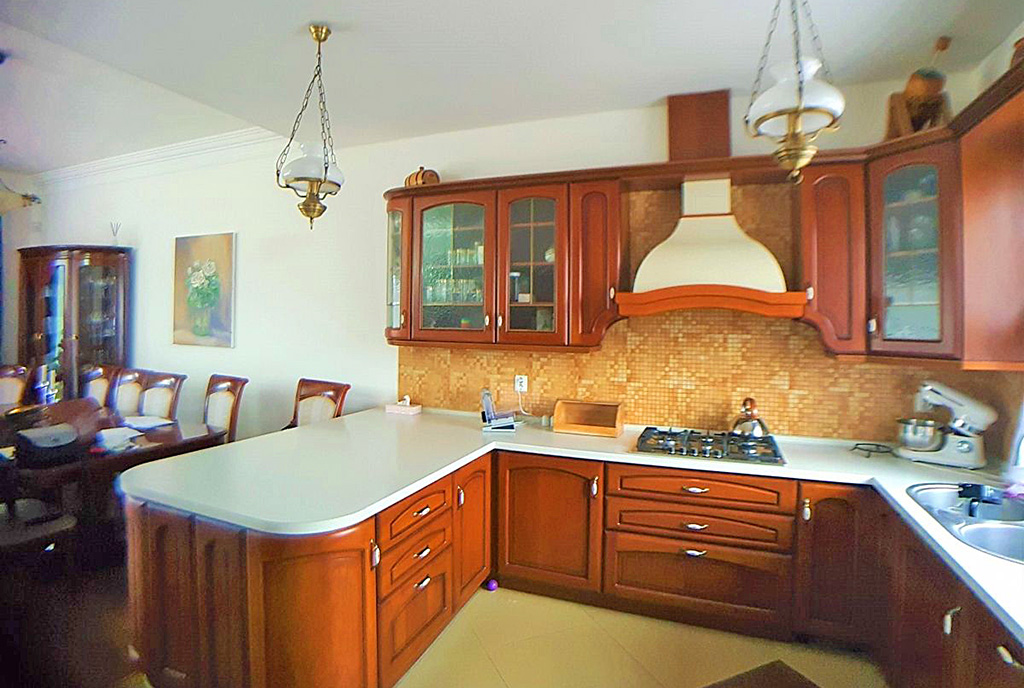 kuchnia w praktycznej zabudowie w ekskluzywnej willi do sprzedaży Łódź (okolice)