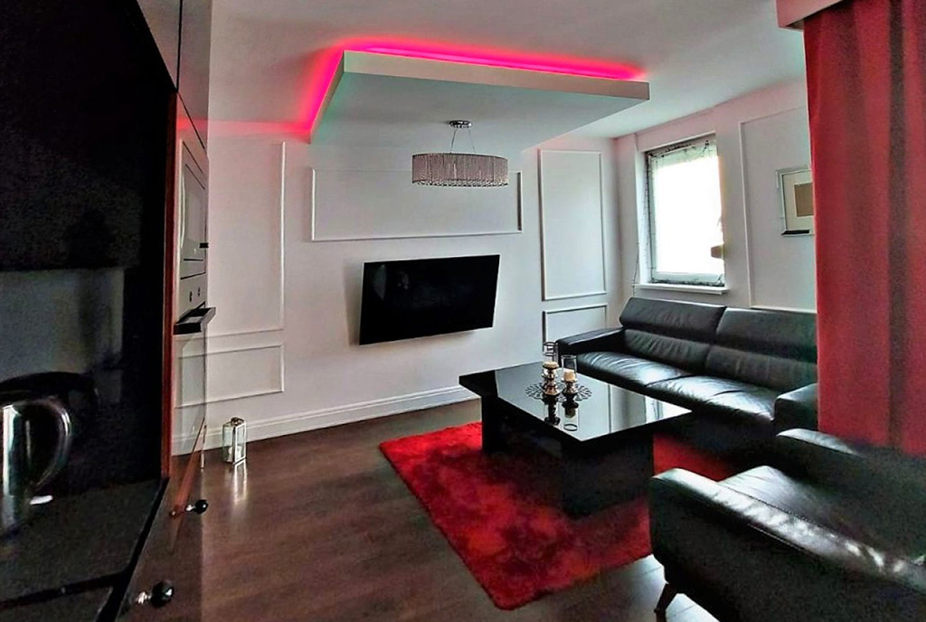 zbliżenie na komfortowy pokój gościnny w luksusowym apartamencie na sprzedaż Gdańsk (okolice)