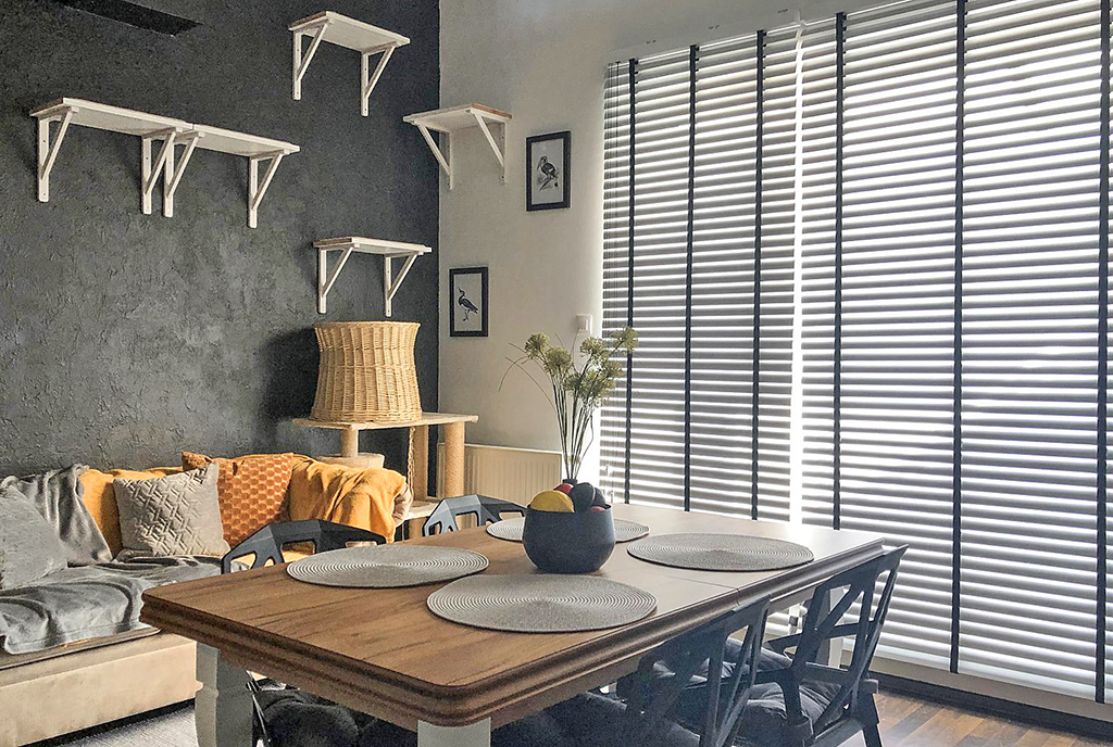 zbliżenie na fragment salonu w luksusowym apartamencie na sprzedaż Gdańsk