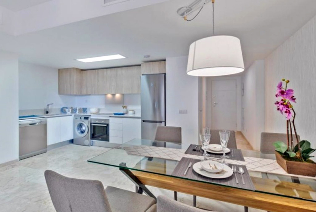 zbliżenie na jadalni i aneks kuchenny w luksusowym apartamencie na sprzedaż Hiszpania (Punta Prima)