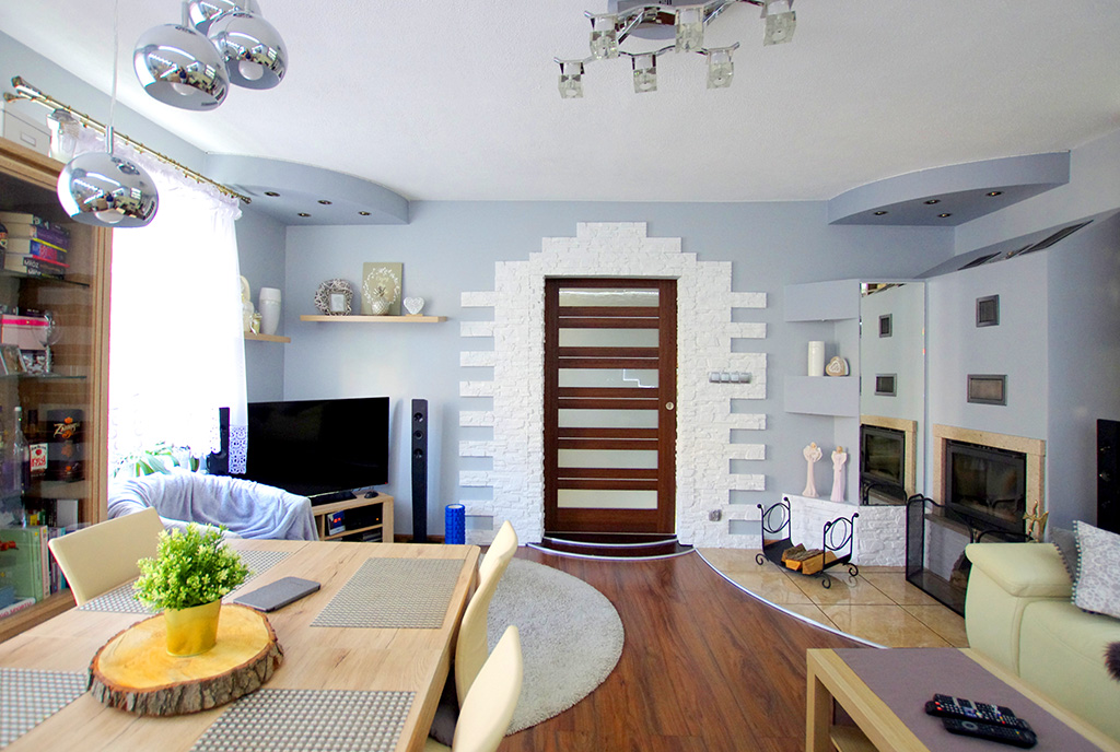 salon z kominkiem w luksusowym apartamencie do sprzedaży Legnica (okolice)