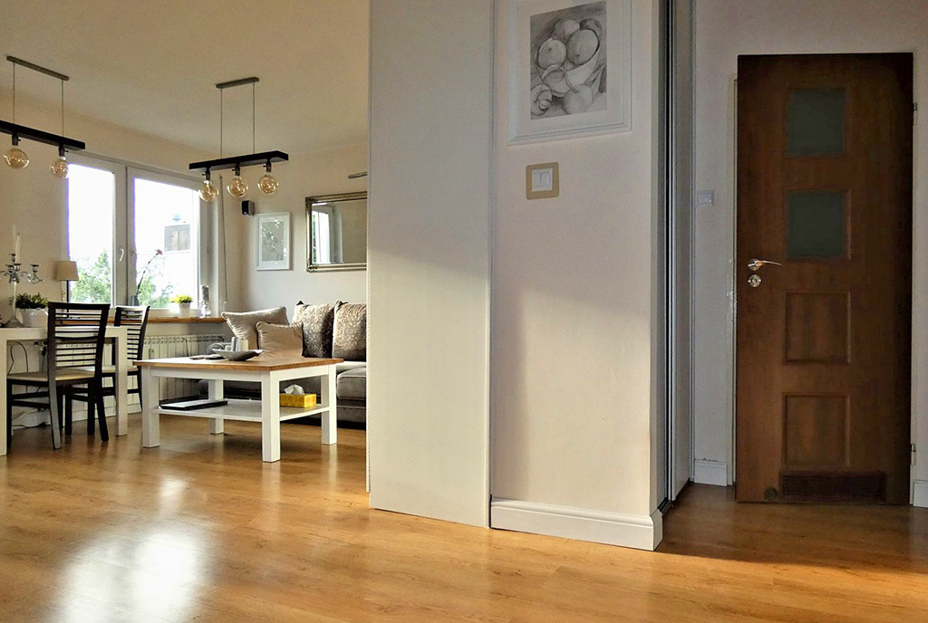 na pierwszym planie hol w ekskluzywnym apartamencie na sprzedaż Ostrów Wielkopolski