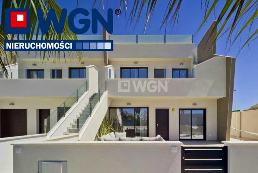 nowoczesny apartamentowiec, w którym znajduje się oferowany na sprzedaż luksusowy apartament Pilar De La Horadad (Hiszpania)