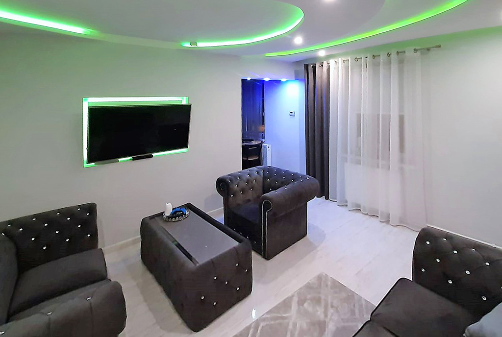 zaprojektowany zgodnie z najnowszymi trendami salon w ekskluzywnym apartamencie na sprzedaż Zielona Góra (okolice)