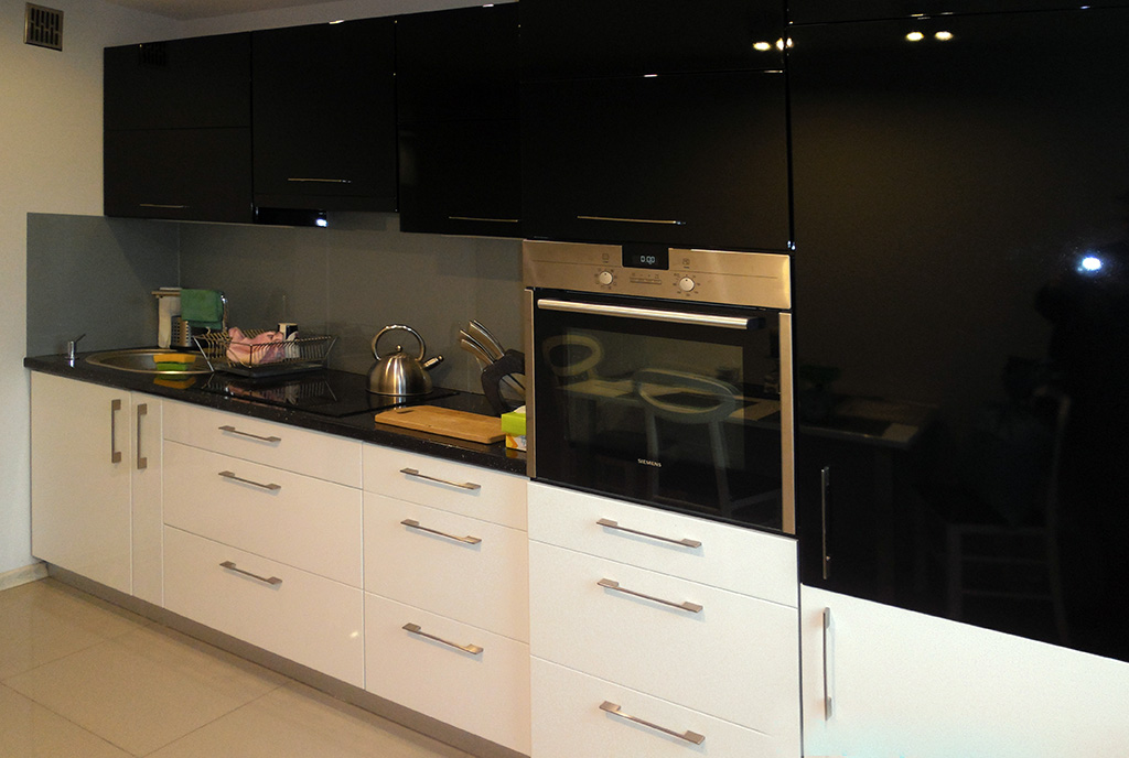 funkcjonalnie zabudowana kuchnia w ekskluzywnym apartamencie na wynajem