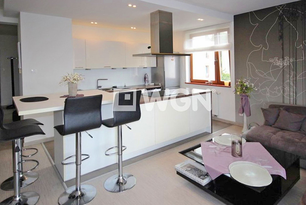 na pierwszym planie komfortowa kuchnia w luksusowym apartamencie do wynajmu Szczecin
