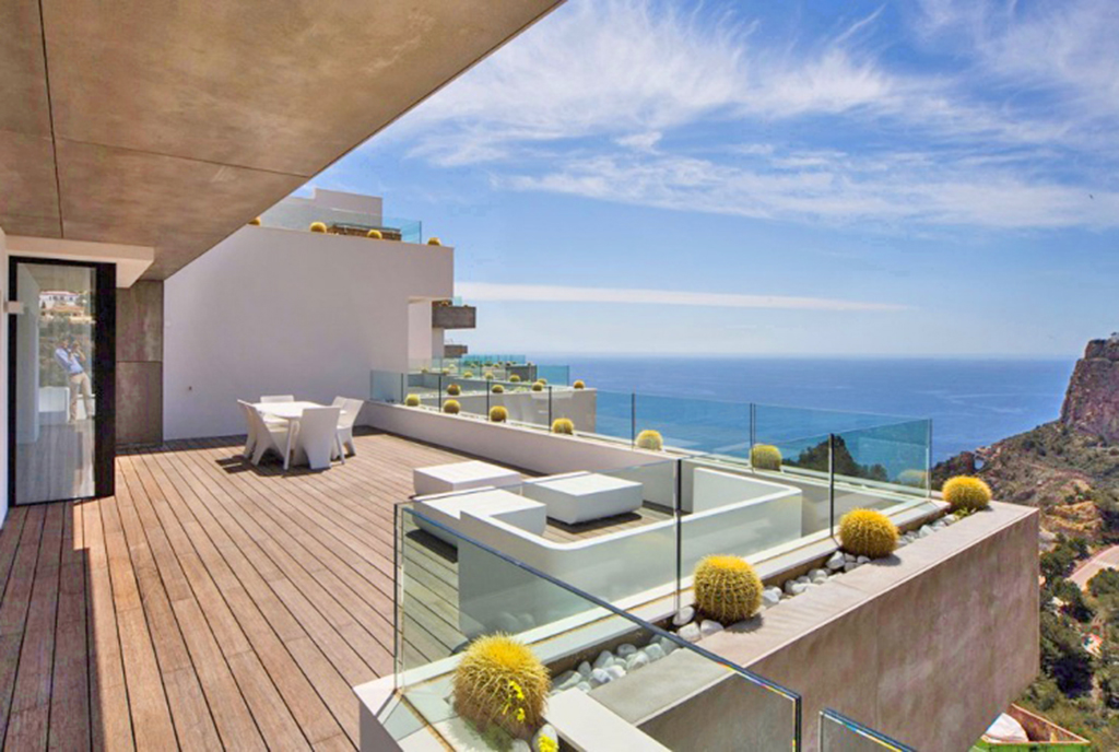imponujący taras przy ekskluzywnym apartamencie do sprzedaży Hiszpania (Costa Blanca Cumbre Del Sol)