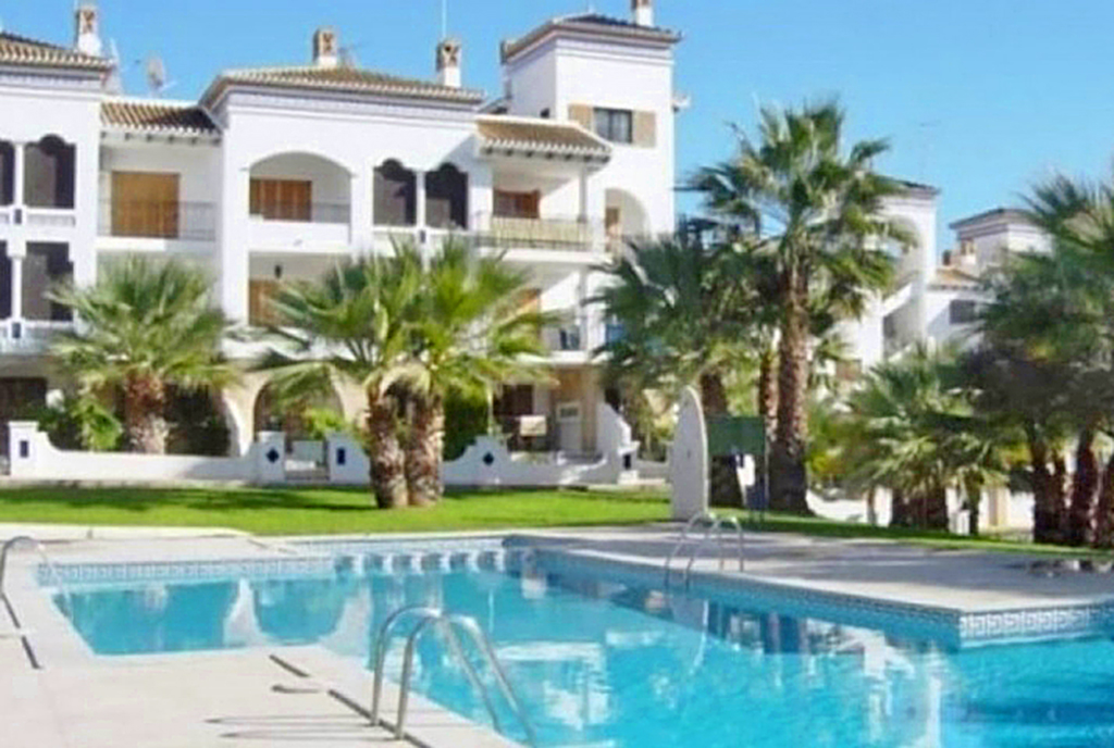 przepiękny basen przed apartamentowcem, w którym mieści się oferowany do sprzedaży ekskluzywny apartament Hiszpania (Costa Blanca, Orihuela Costa)