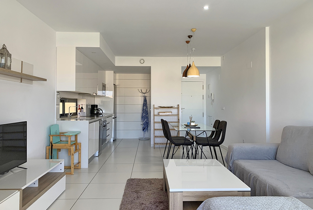 przestronny salon w ekskluzywnym apartamencie na sprzedaż Hiszpania (Villamartin, Alicante)