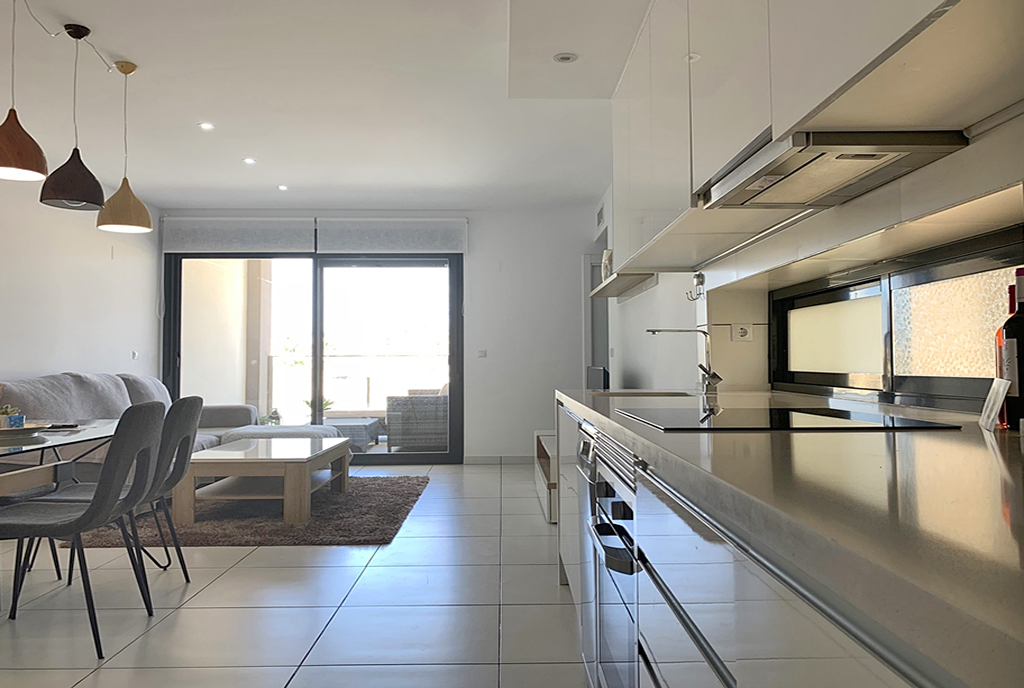 widok na aneks kuchenny, w oddali salon w luksusowym apartamencie do sprzedaży Hiszpania (Villamartin, Alicante)