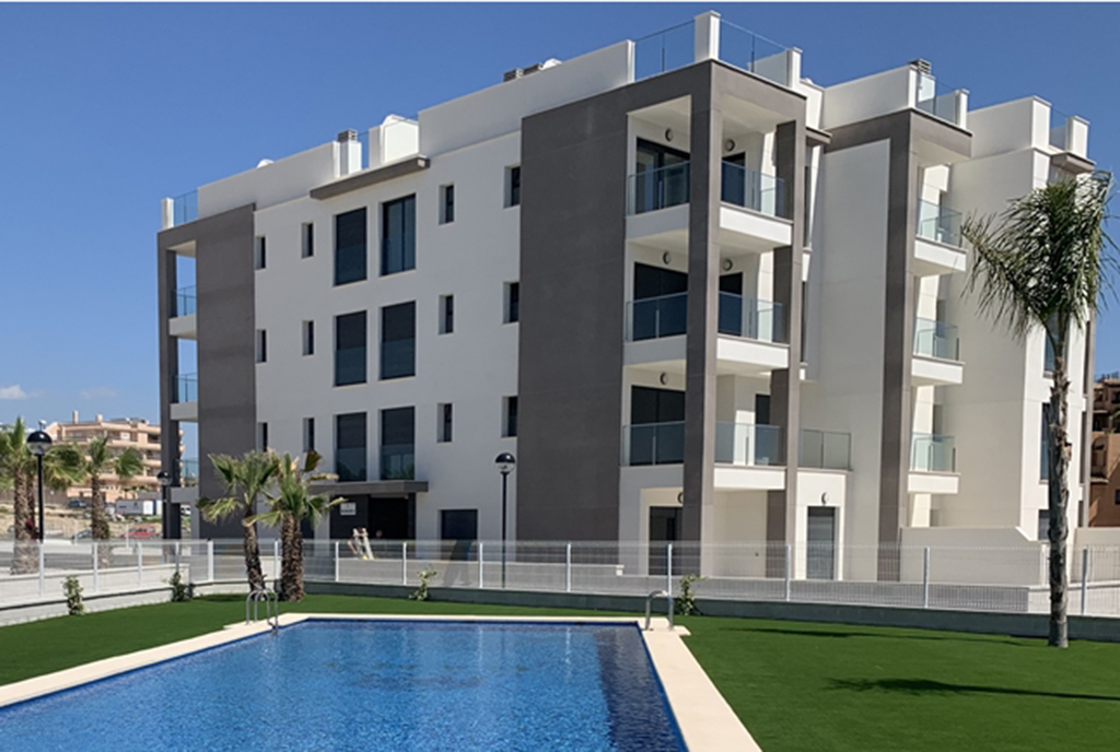 zbliżenie na basen na terenie prestiżowego osiedla, gdzie znajduje się oferowany na sprzedaż luksusowy apartament Hiszpania (Villamartin, Alicante)