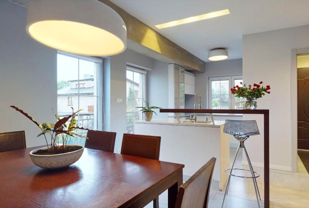 na pierwszym planie jadalnia w ekskluzywnym apartamencie na sprzedaż Katowice (okolice)
