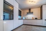 fragment nowoczesnej kuchni w ekskluzywnym apartamencie na wynajem Bolesławiec (okolice)