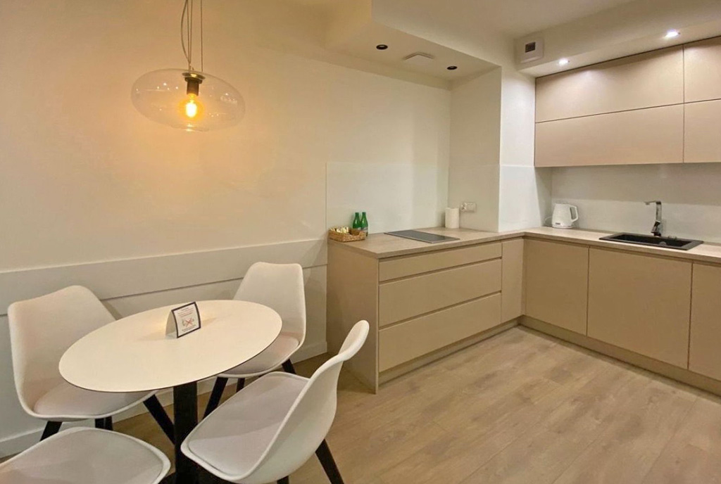 jadalnia oraz aneks kuchenny w luksusowym apartamencie do wynajmu Szczecin