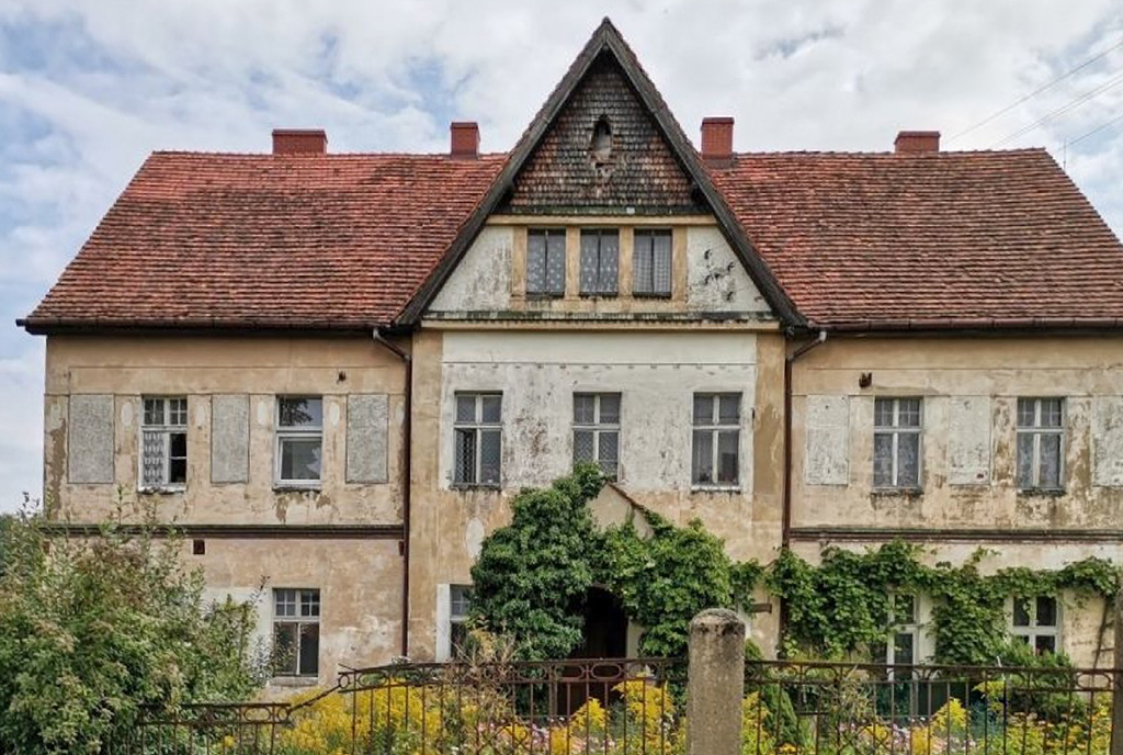 frontowa elewacja luksusowego dworu na sprzedaż Lubin (okolice)