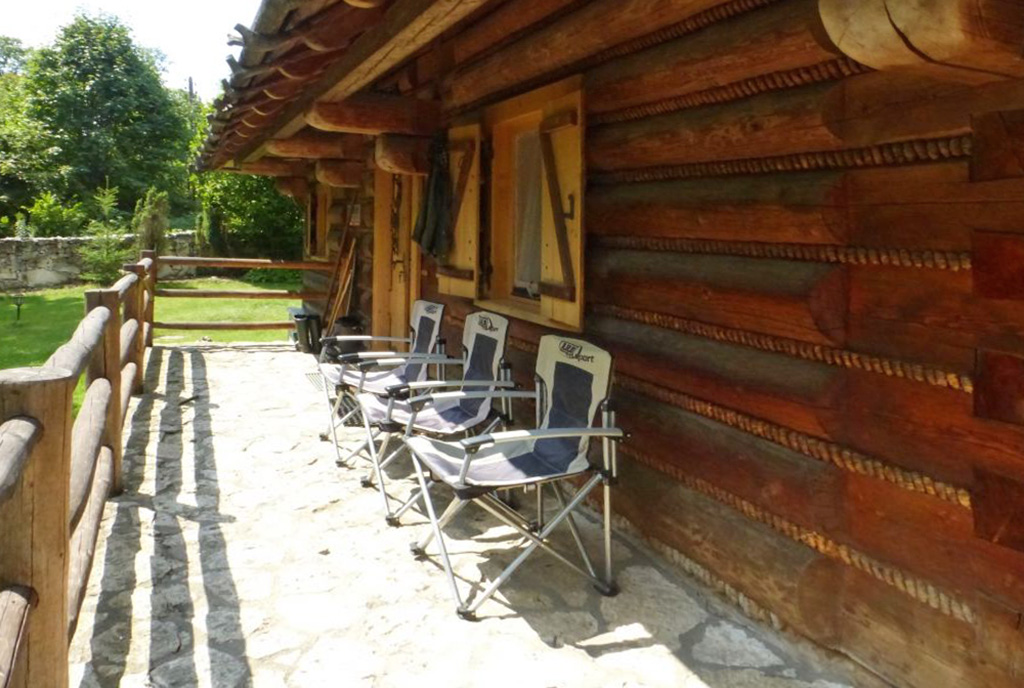 imponujący taras przy luksusowym dworze na sprzedaż Częstochowa (okolice)