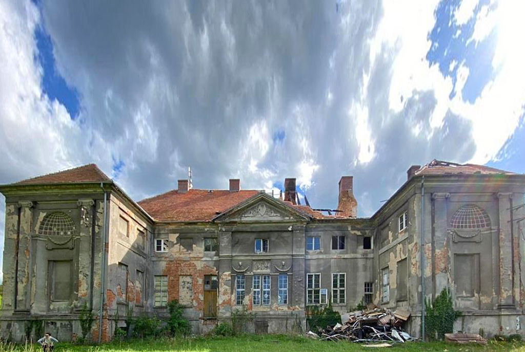 widok z tyłu na ekskluzywny pałac na sprzedaż Dolny Śląsk