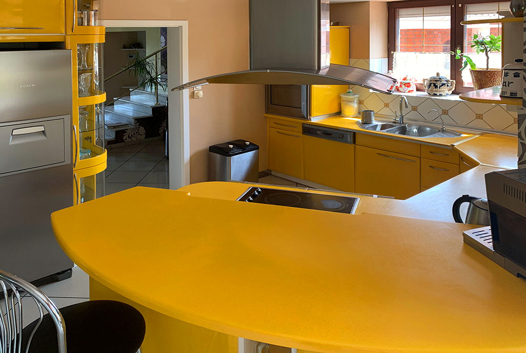 zaprojektowana zgodnie z najnowszymi trendami kuchnia w luksusowej willi na sprzedaż Konin (okolice)