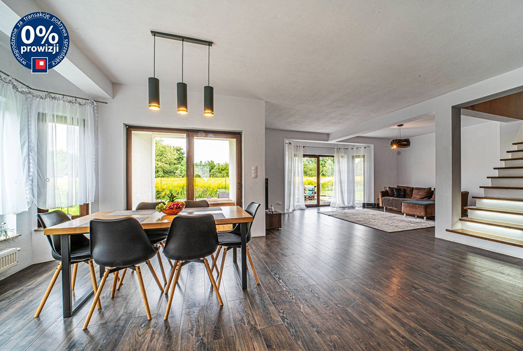 imponujące rozmachem wnętrze salonu w ekskluzywnej willi do sprzedaży Bolesławiec (okolice)