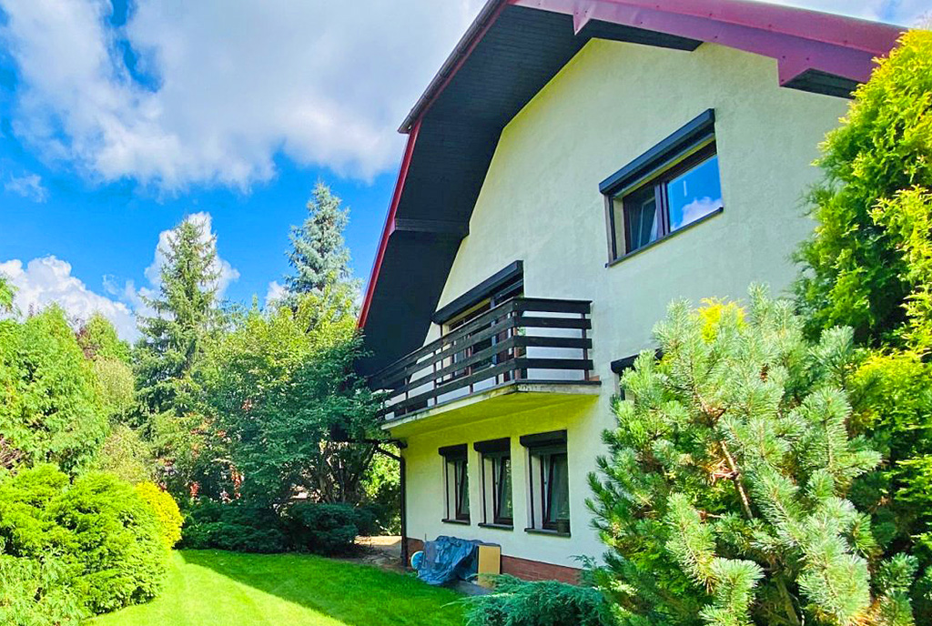 na zdjęciu tylna część ekskluzywnej willi do sprzedaży okazała bryła luksusowej rezydencji na sprzedaż Katowice (okolice)