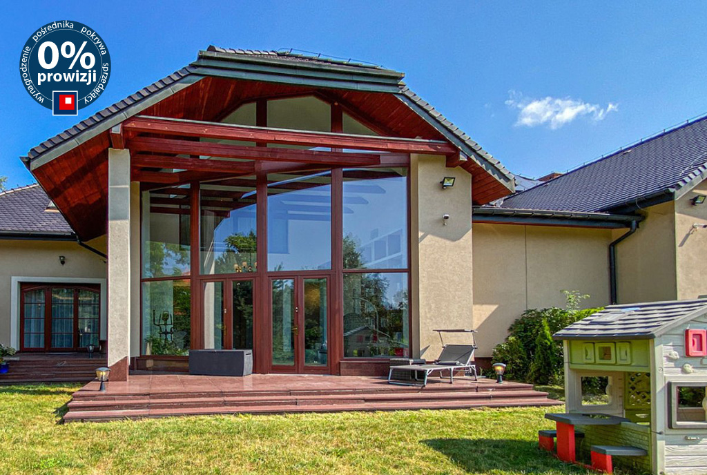 widok od strony ogrodu na willę do sprzedaży Katowice