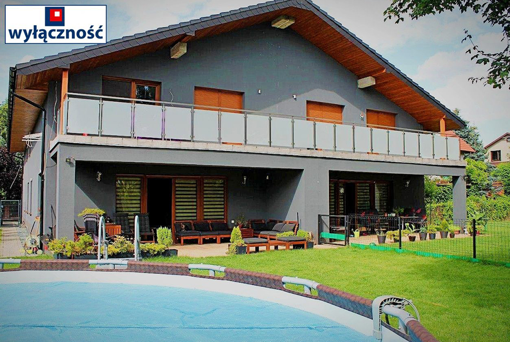 na pierwszym planie basen i bryła luksusowej willi na sprzedaż Wrocław