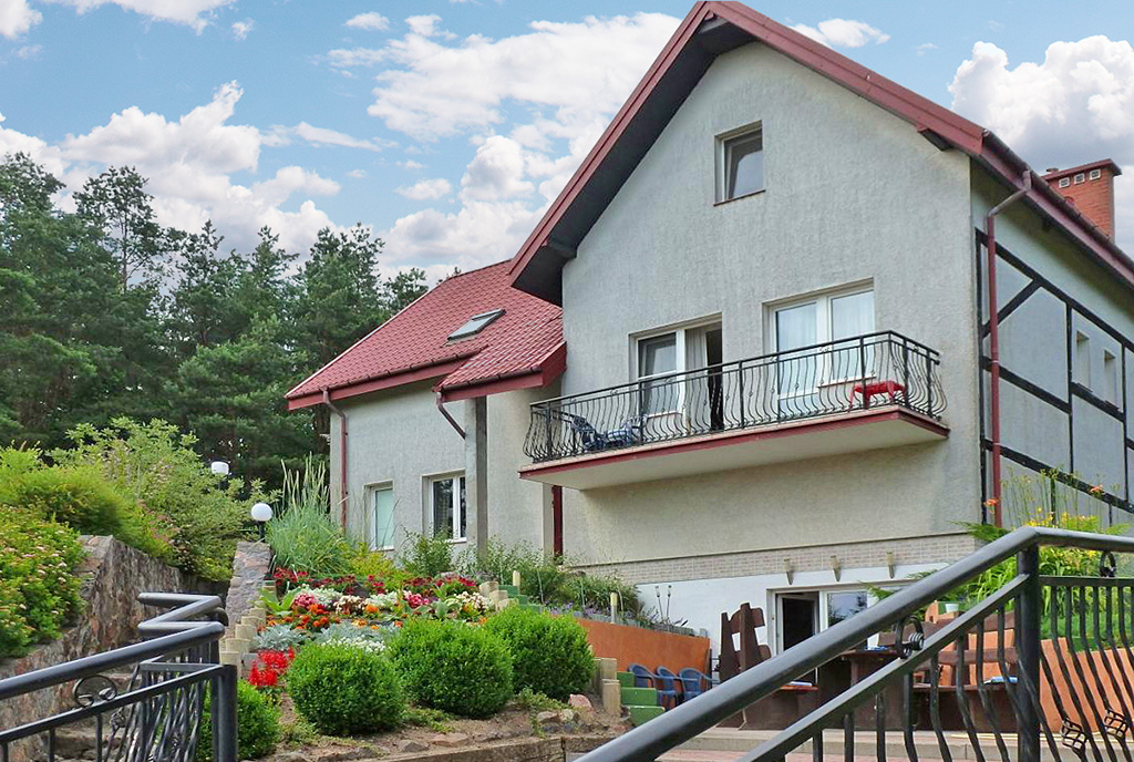 starannie zadbany ogród wokół ekskluzywnej willi na sprzedaż Mazury