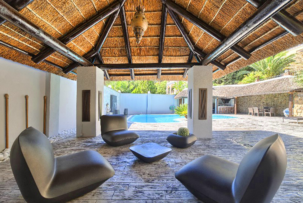 zapierający dech w piersiach taras w ekskluzywnej willi do sprzedaży w Hiszpanii (Costa del Sol, Marbella)