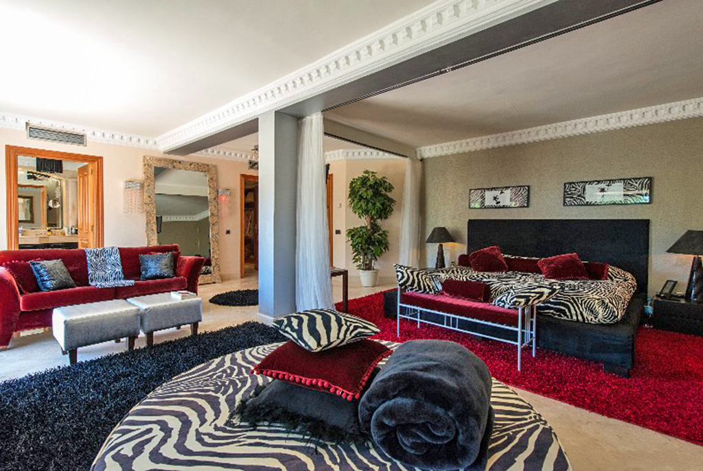 współczesny design pokoju dziennego w luksusowej willi w Hiszpanii (Costa del Sol, Marbella) na sprzedaż