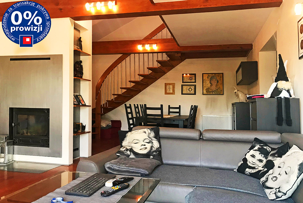 na pierwszym planie antresola i salon w ekskluzywnej willi na sprzedaż Konin
