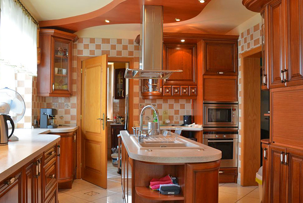 funkcjonalnie zabudowana kuchnia w luksusowej willi do sprzedaży Katowice (okolice)