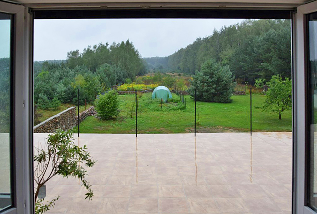 starannie wypielęgnowana i zadbana działka wokół luksusowej willi do sprzedaży Piotrków Trybunalski (okolice)