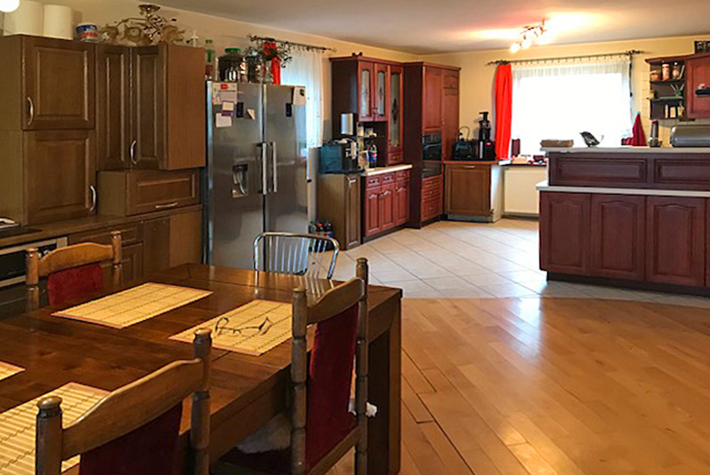 zdjęcie prezentuje komfortowy pokój dzienny w luksusowej willi na sprzedaż Wieluń (okolice)