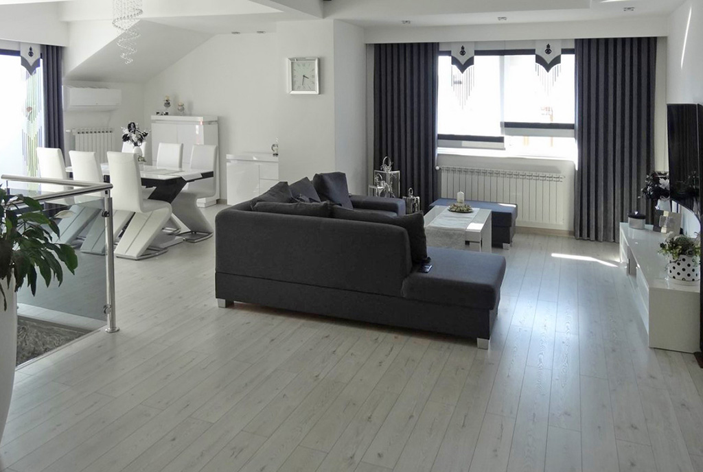 zaprojektowany w nowoczesnym designie salon w ekskluzywnej willi do sprzedaży Częstochowa