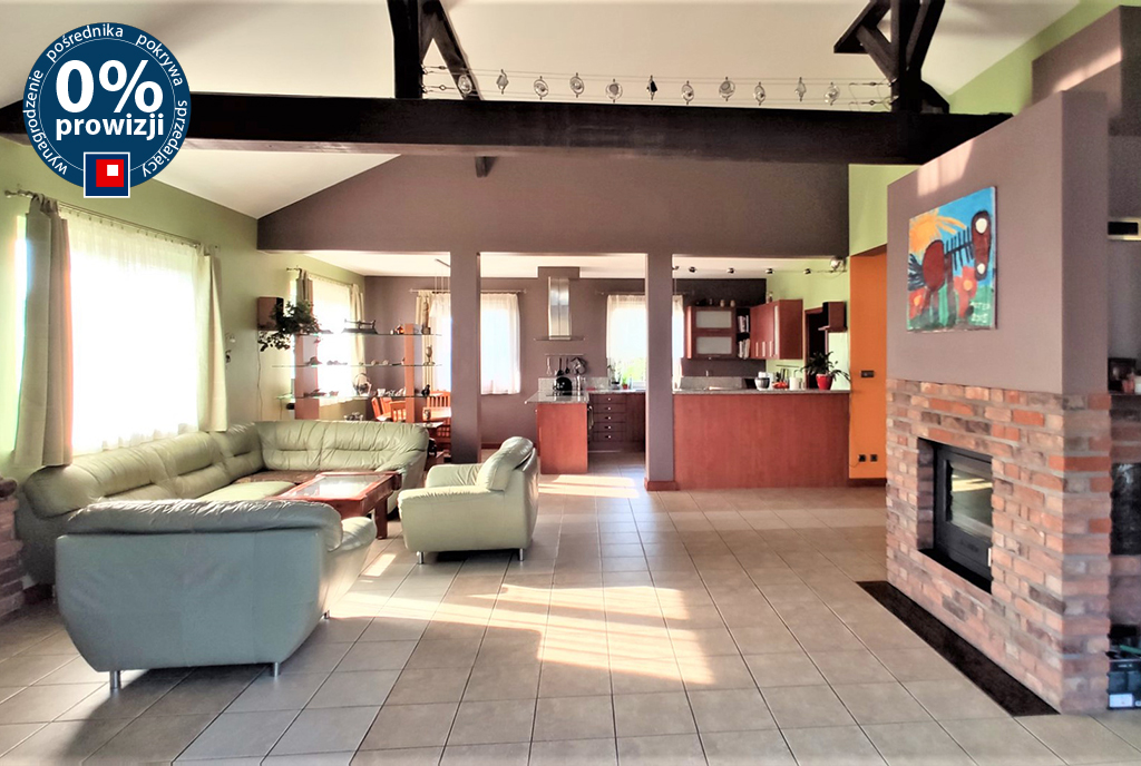 komfortowy pokój dzienny z kominkiem w luksusowej willi na sprzedaż Wrocław