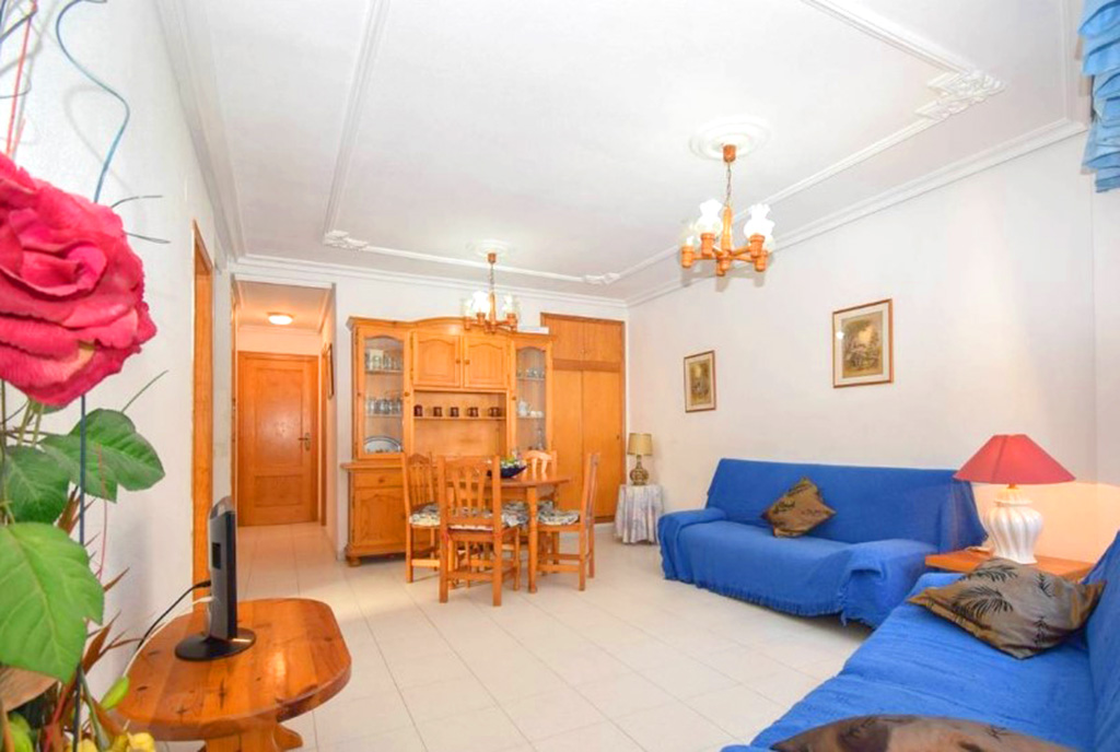 przeciwległa ściana salonu w ekskluzywnym apartamencie do sprzedaży Hiszpania (La Mata)
