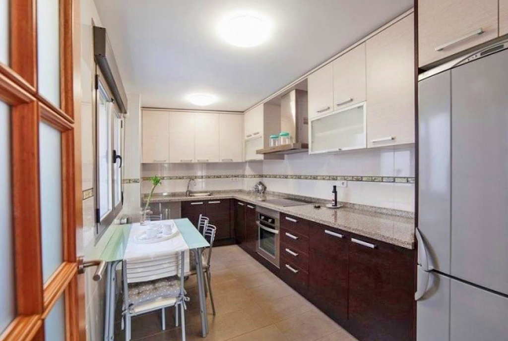 funkcjonalnie zaaranżowana kuchnia w luksusowym apartamencie na sprzedaż Hiszpania (San Pedro del Pinatar)