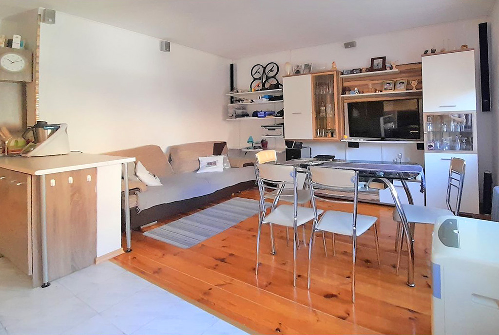 widok z salonu na aneks kuchenny w luksusowym apartamencie na sprzedaż Legnica (okolice)