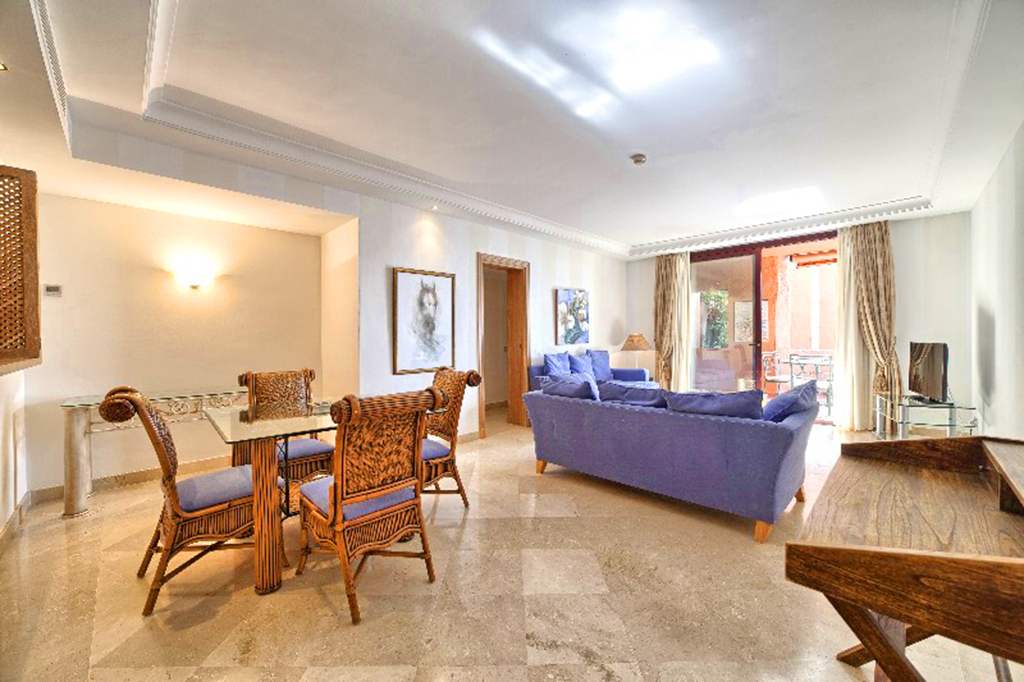 elegancki pokój dzienny w luksusowym apartamencie do sprzedaży Hiszpania
