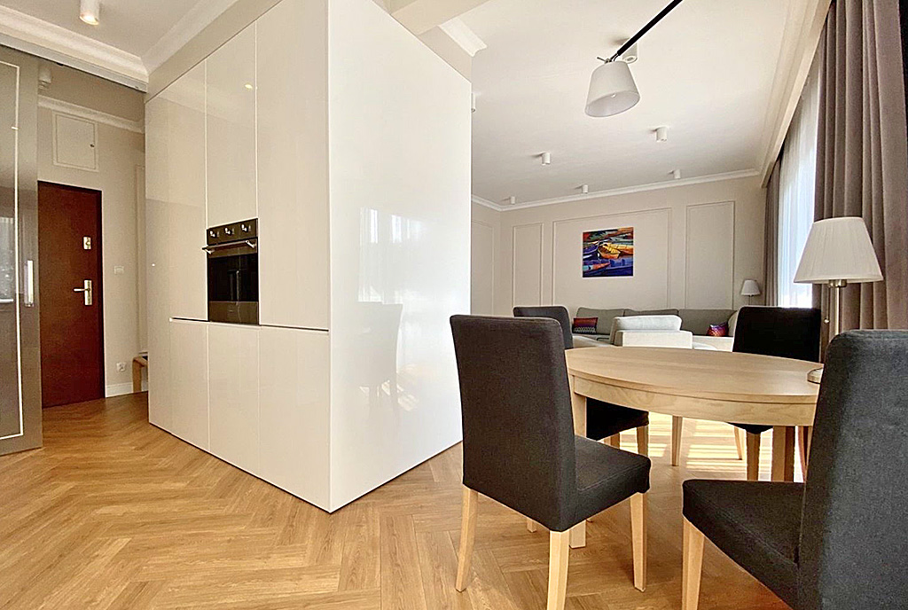 widok na jadalnię oraz salon w luksusowym apartamencie do wynajmu Inowrocław